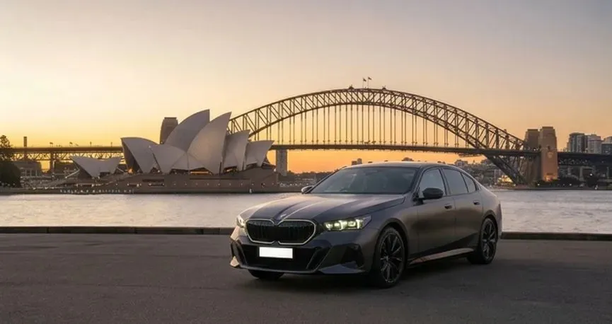 BMW i5 eDrive40 at Sydney Opera House and Harbour Bridge โ private airport transfer to Sydney CBD OSPIPO